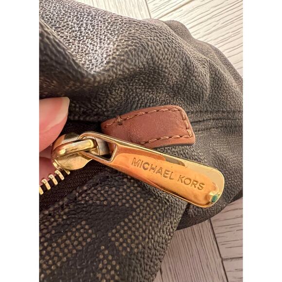 Michael Kors Jet Set Signature LG shoulder tote handbag w/ gold. 13"x10"x6.5" - Picture 4 of 12